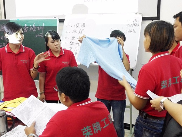 bb贝博Ballbet员工培训现场